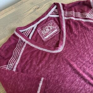 Buckle Black Men's Large Red Embroidered Short Sleeve V-Neck Embroidered T-Shirt